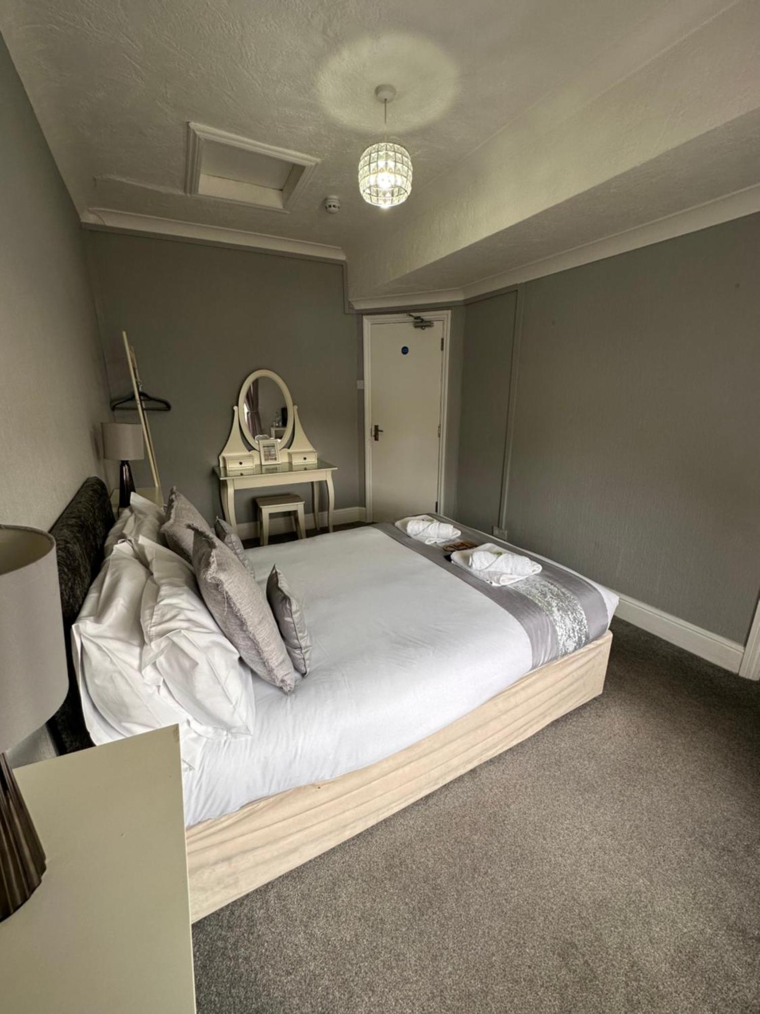 로체스터 The Six Bells B&B 외부 사진