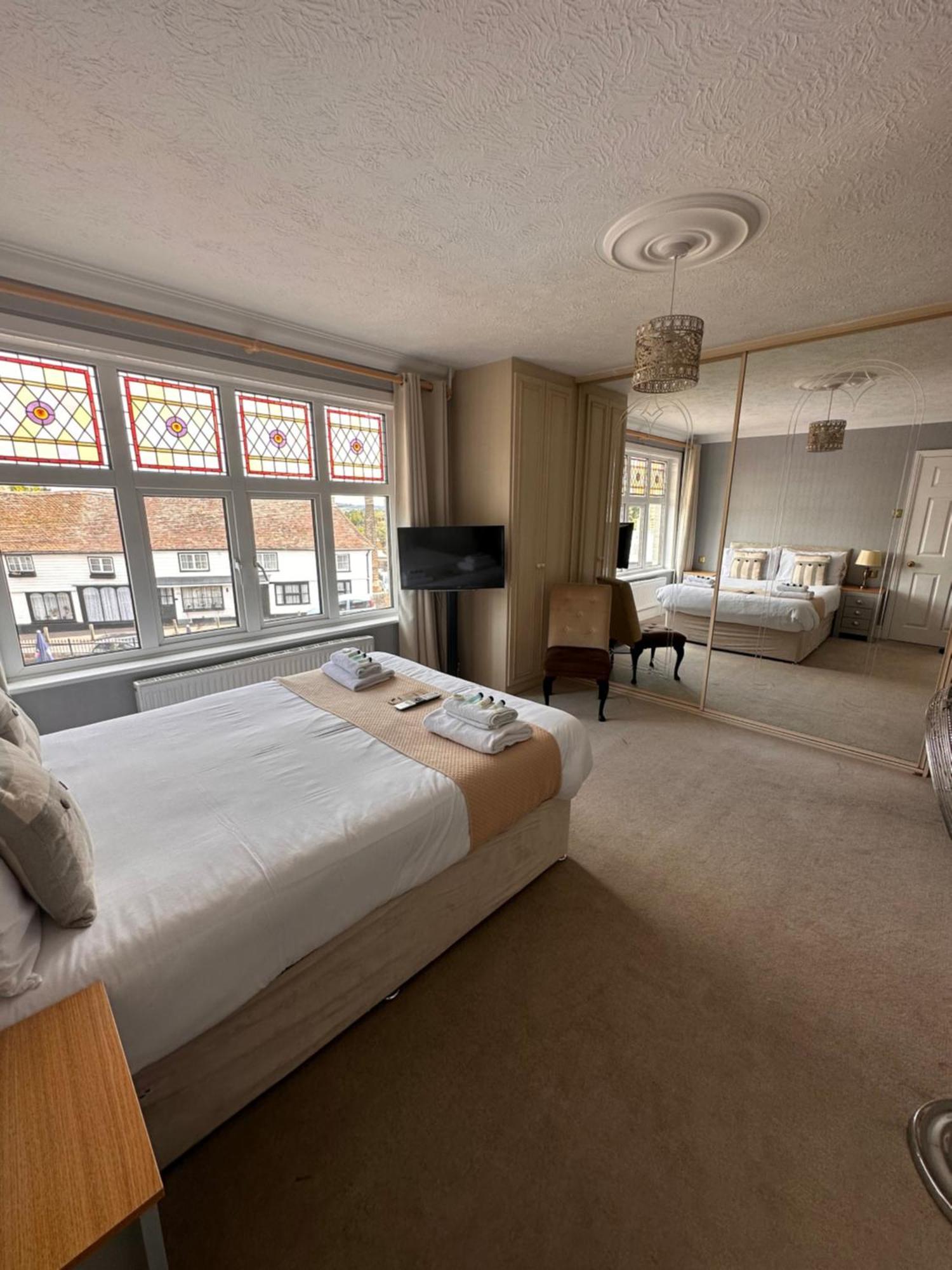 로체스터 The Six Bells B&B 외부 사진